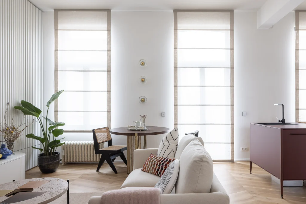 Rénovation d'un appartement dans le quartier européen de Bruxelles où les différents espaces et les différentes fonctions sont divisés par des volumes matériels et colorés.
Une armoire en fenix ​​rouge jaipur sépare la chambre du salon et souligne la hauteur de l'espace typique des maisons d'autrefois.